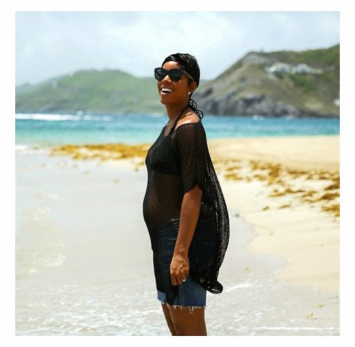 Oops25252C-Kelly-Rowland-Makes-The-Privacy-Mistake-Many-Pregnant-Women-Fear.jpg
